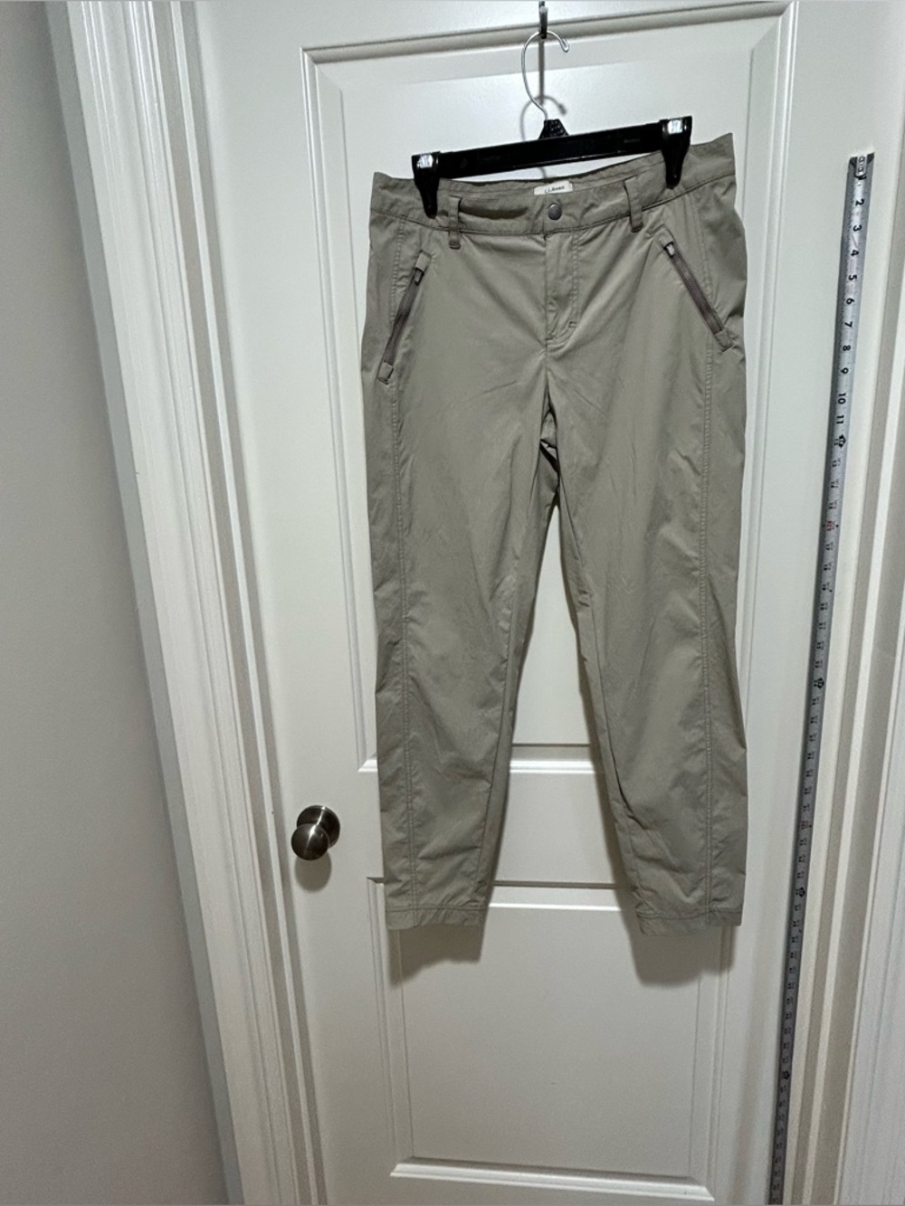 L.L. Bean women’s size 8 Slim Chinos in Light Khaki. LIKE NEW. Stretchy.